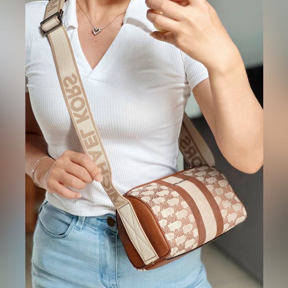 Michael Kors Cooper Small Duffle Bag Crossbody NEW - Picture 3 of 7